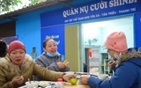 Quán cơm 2.000 đồng ở Hà Nội và nụ cười của những bệnh nhân ung thư