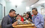 Quán cơm 2.000 đồng ở Hà Nội và nụ cười của những bệnh nhân ung thư