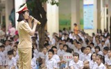 Công an Hà Nội tuyên truyền an toàn giao thông cho học sinh tiểu học 
