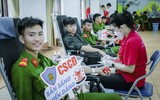 Hàng trăm chiến sĩ Cảnh sát cơ động tham gia hiến máu tình nguyện