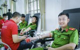 Hàng trăm chiến sĩ Cảnh sát cơ động tham gia hiến máu tình nguyện