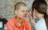 Xúc động với bộ ảnh cô gái bị ung thư bên đầm sen trắng