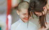 Xúc động với bộ ảnh cô gái bị ung thư bên đầm sen trắng