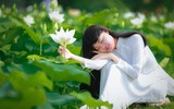 Xúc động với bộ ảnh cô gái bị ung thư bên đầm sen trắng