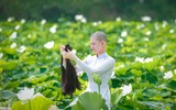 Xúc động với bộ ảnh cô gái bị ung thư bên đầm sen trắng