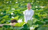 Xúc động với bộ ảnh cô gái bị ung thư bên đầm sen trắng