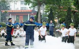 Học sinh Hà Nội học cách sinh tồn, thoát hiểm khi có cháy