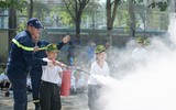 Học sinh Hà Nội học cách sinh tồn, thoát hiểm khi có cháy