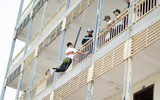 Học sinh Hà Nội học cách sinh tồn, thoát hiểm khi có cháy
