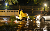 Nút giao Lý Thường Kiệt - Phan Bội Châu biến thành ‘sông’ sau trận mưa lớn