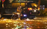 Nút giao Lý Thường Kiệt - Phan Bội Châu biến thành ‘sông’ sau trận mưa lớn