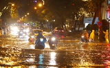 Nút giao Lý Thường Kiệt - Phan Bội Châu biến thành ‘sông’ sau trận mưa lớn