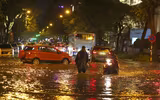 Nút giao Lý Thường Kiệt - Phan Bội Châu biến thành ‘sông’ sau trận mưa lớn