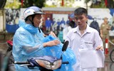 Hình ảnh xúc động phụ huynh sáng đội mưa, chiều dãi nắng đợi con trong ngày thi