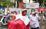 Hình ảnh xúc động phụ huynh sáng đội mưa, chiều dãi nắng đợi con trong ngày thi