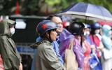Hình ảnh xúc động phụ huynh sáng đội mưa, chiều dãi nắng đợi con trong ngày thi