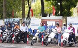 Hình ảnh xúc động phụ huynh sáng đội mưa, chiều dãi nắng đợi con trong ngày thi