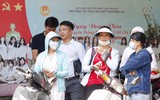 Hình ảnh xúc động phụ huynh sáng đội mưa, chiều dãi nắng đợi con trong ngày thi