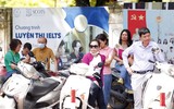 Hình ảnh xúc động phụ huynh sáng đội mưa, chiều dãi nắng đợi con trong ngày thi