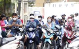 Hình ảnh xúc động phụ huynh sáng đội mưa, chiều dãi nắng đợi con trong ngày thi