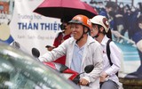 Hình ảnh xúc động phụ huynh sáng đội mưa, chiều dãi nắng đợi con trong ngày thi