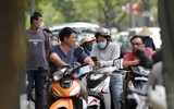 Hình ảnh xúc động phụ huynh sáng đội mưa, chiều dãi nắng đợi con trong ngày thi