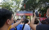 Hình ảnh xúc động phụ huynh sáng đội mưa, chiều dãi nắng đợi con trong ngày thi