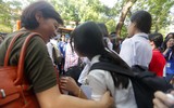Hình ảnh xúc động phụ huynh sáng đội mưa, chiều dãi nắng đợi con trong ngày thi