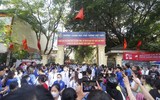Hình ảnh xúc động phụ huynh sáng đội mưa, chiều dãi nắng đợi con trong ngày thi