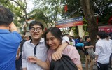 Hình ảnh xúc động phụ huynh sáng đội mưa, chiều dãi nắng đợi con trong ngày thi