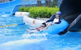 Nắng nóng gay gắt, hàng nghìn người đổ về Công viên nước Hồ Tây 