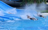 Nắng nóng gay gắt, hàng nghìn người đổ về Công viên nước Hồ Tây 