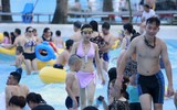 Nắng nóng gay gắt, hàng nghìn người đổ về Công viên nước Hồ Tây 