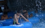Nắng nóng gay gắt, hàng nghìn người đổ về Công viên nước Hồ Tây 