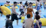 Nắng nóng gay gắt, hàng nghìn người đổ về Công viên nước Hồ Tây 