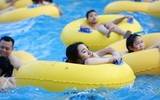 Nắng nóng gay gắt, hàng nghìn người đổ về Công viên nước Hồ Tây 