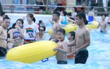Nắng nóng gay gắt, hàng nghìn người đổ về Công viên nước Hồ Tây 