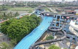 Nắng nóng gay gắt, hàng nghìn người đổ về Công viên nước Hồ Tây 
