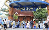 Nắng nóng gay gắt, hàng nghìn người đổ về Công viên nước Hồ Tây 