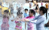 Nắng nóng gay gắt, hàng nghìn người đổ về Công viên nước Hồ Tây 