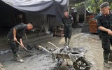 Hàng trăm Cảnh sát Cơ động giúp dân dọn bùn từ vụ vỡ cống tràn xả thải ở Lào Cai