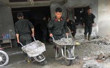 Hàng trăm Cảnh sát Cơ động giúp dân dọn bùn từ vụ vỡ cống tràn xả thải ở Lào Cai