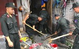 Hàng trăm Cảnh sát Cơ động giúp dân dọn bùn từ vụ vỡ cống tràn xả thải ở Lào Cai