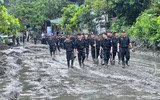 Hàng trăm Cảnh sát Cơ động giúp dân dọn bùn từ vụ vỡ cống tràn xả thải ở Lào Cai