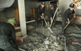 Hàng trăm Cảnh sát Cơ động giúp dân dọn bùn từ vụ vỡ cống tràn xả thải ở Lào Cai
