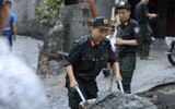 Hàng trăm Cảnh sát Cơ động giúp dân dọn bùn từ vụ vỡ cống tràn xả thải ở Lào Cai
