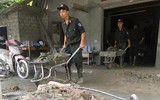 Hàng trăm Cảnh sát Cơ động giúp dân dọn bùn từ vụ vỡ cống tràn xả thải ở Lào Cai