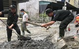 Hàng trăm Cảnh sát Cơ động giúp dân dọn bùn từ vụ vỡ cống tràn xả thải ở Lào Cai