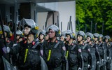 Hình ảnh ấn tượng của Cảnh sát cơ động tập huấn điều lệnh võ thuật dưới nắng thu Hà Nội