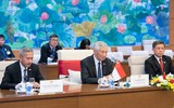 Chủ tịch Quốc hội Vương Đình Huệ hội kiến Thủ tướng Singapore Lý Hiển Long